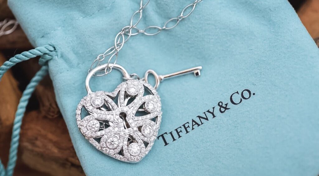 Cinta dalam Keanggunan Tiffany Enchant Heart Lock Pendant