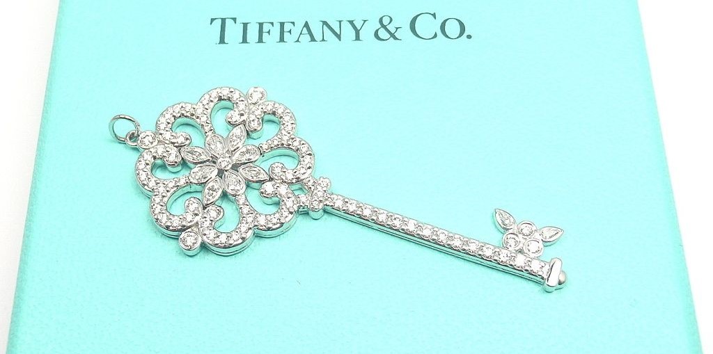 Keindahan Elegan, Pesona Tiffany Diamond Key Pendant