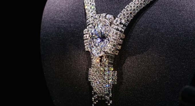 Kilau Kalung Tiffany Empire 80 Carat D Flawless Oval Diamond